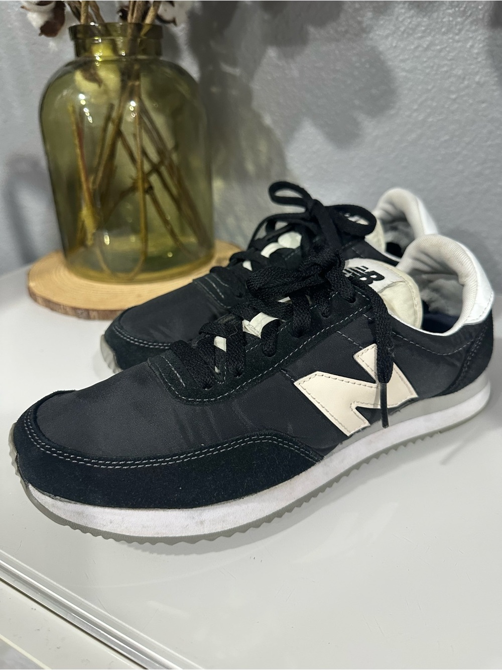 New Balance women’s Black & Cream Low-Profile Sneakers Sz 9 - Picture 3 of 6